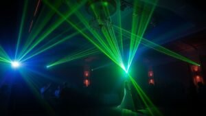 Salle de mariage éclairée par des faisceaux laser verts et bleus lors du show